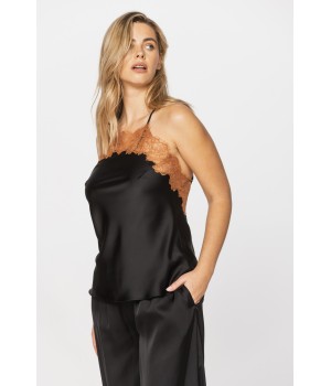 Pijama ajustado negro y naranja sobre fondo neutro